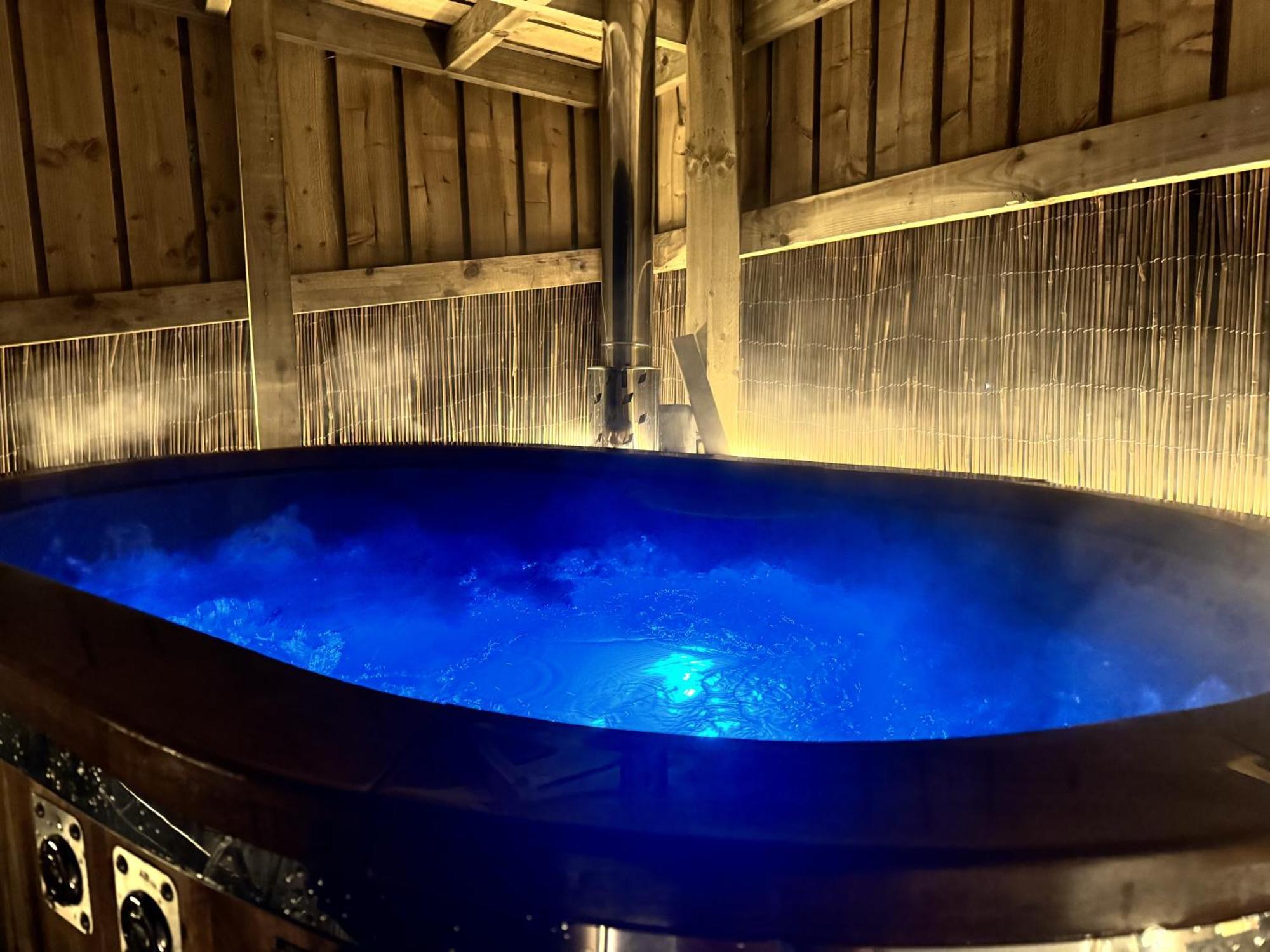 Hotel Deerstone Glamping-Pinhaw Beacon Dome Hot Tub Earby Esterno foto
